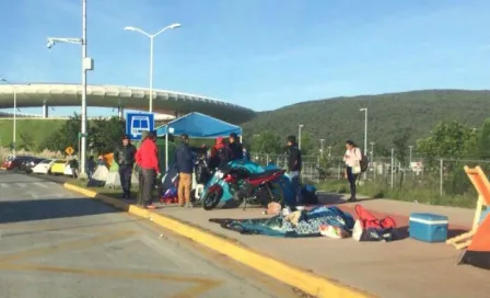 'Chivahermanos' acampan para adquirir jersey conmemorativo