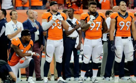 Jugador de Broncos se une a protestas durante himno de EU