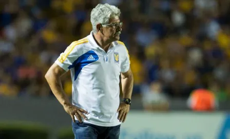 Tigres festeja a Tuca por 25 años de carrera como DT