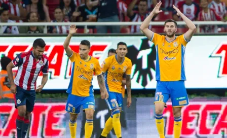 Chivas sufre nueva derrota y Tigres mantiene la cima