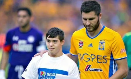 Gignac tiene noble gesto con niño en 'El Volcán'