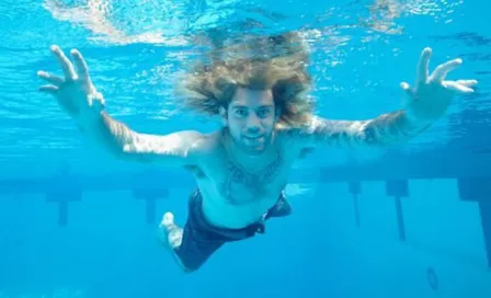 Bebé de 'Nevermind' recrea portada, 25 años después