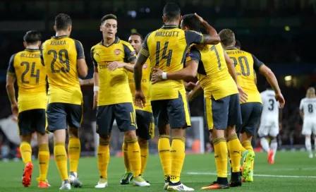 Arsenal cumple y doblega al Basel con Walcott en plan grande