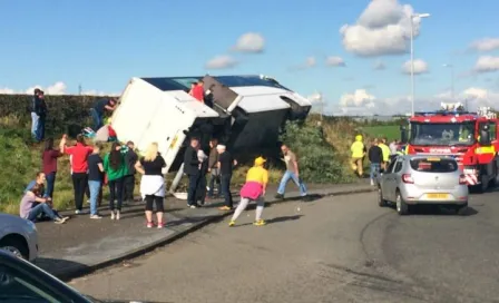 Accidente vial deja un muerto y 18 aficionados de Rangers heridos