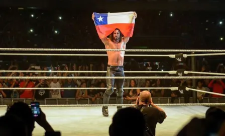 Seth Rollins causa que fans enloquezcan en firma de autógrafos