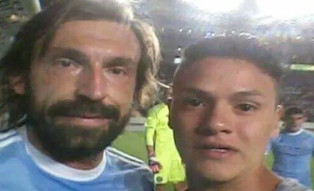 Aficionado presume selfie con Pirlo tras salir de cárcel