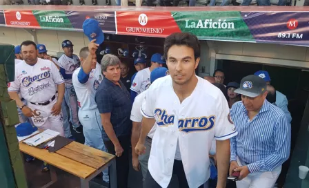 Checo Pérez lanza la primera bola de Charros de Jalisco