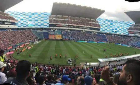 'Invasión rojiblanca' se hace presente en el Estadio Cuauhtémoc 