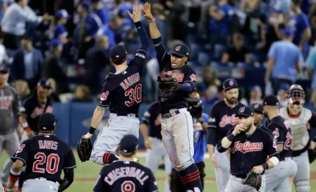 Indios vencen a Azulejos y se ponen a un juego de la Serie Mundial