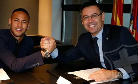 Neymar firma contrato millonario con Barcelona