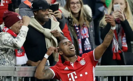 Douglas Costa se toma selfie con aficionados para celebrar gol