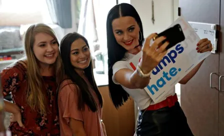 Katy Perry realiza campaña a favor de Clinton en escuela