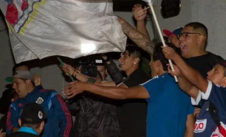 Jugadores y afición de Chivas cantan serenata en CDMX