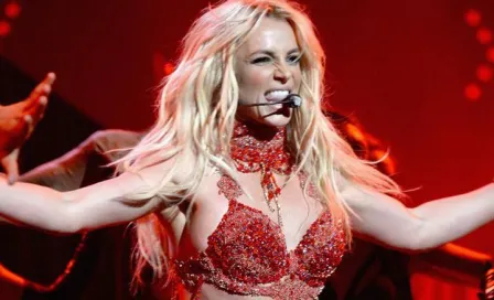 Britney Spears casi enseña 'atributos' en pleno concierto