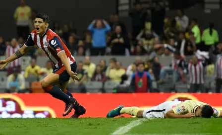 Alan Pulido, adelantado en gol de Chivas