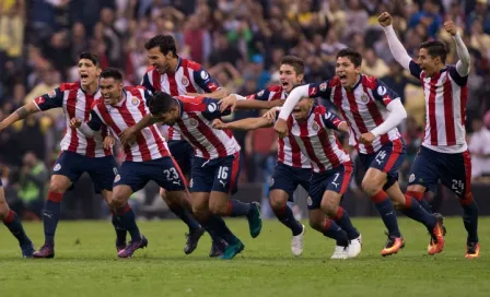 Chivas canta en vestidor del Azteca tras ganar el Clásico