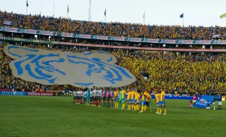 Afición de Tigres recibe a su equipo con impresionantes mantas