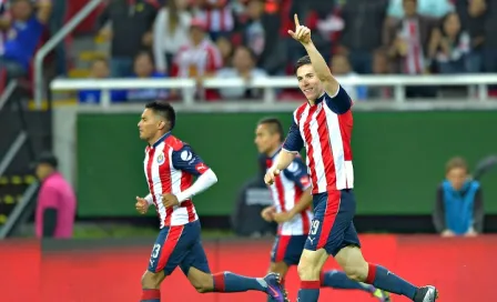 Chivas derrota a Cruz Azul y se acerca a la Liguilla