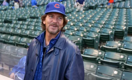 Eddie Vedder canta tema icónico de beisbol en Wrigley Field