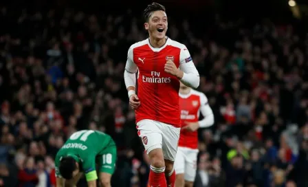 Arsenal califica a Octavos de Champions con golazo de Özil