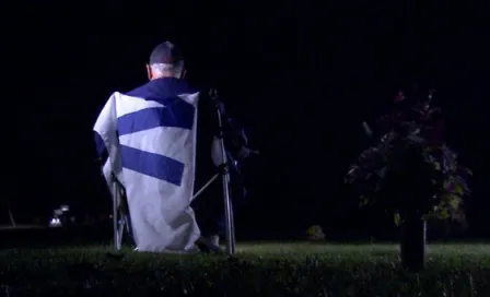 Abuelo escucha título de Cubs con su padre muerto