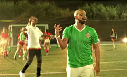 Drake se pone la playera del Tri en sensual video