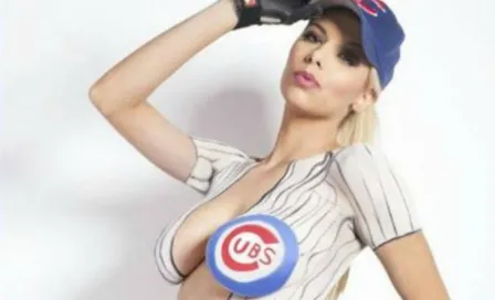 Sexy playmate muestra apoyo a Cubs con body paint