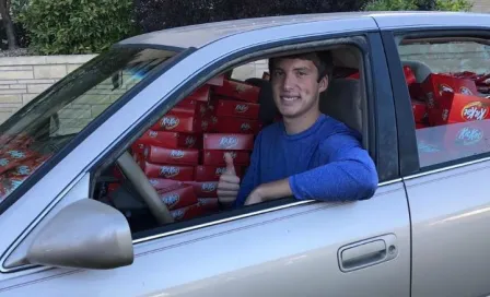 Ladrón abre coche para robar un chocolate