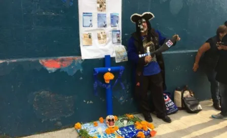 ‘Pirata Azul’ pone altar de muertos afuera del Estadio Azul