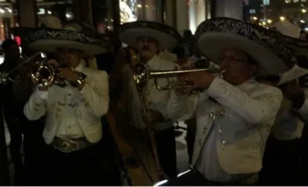 Mariachi lleva serenata a la Torre Trump