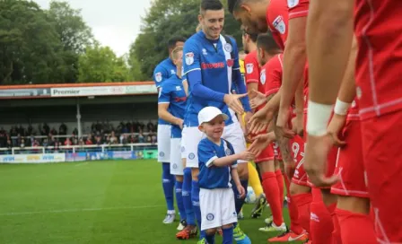 Niño con cáncer juega partido con equipo inglés