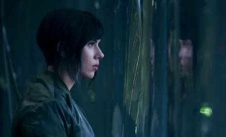 Scarlett Johansson besa a mujer en trailer de 'Ghost in the Shell'