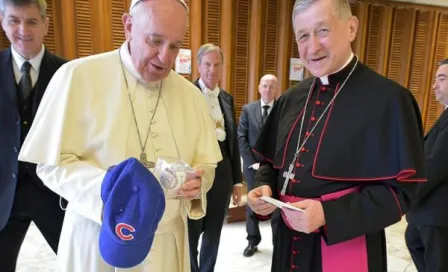 Papa Francisco recibe gorra de los Cubs