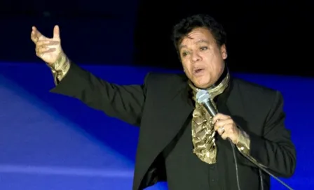 Cantante hace el 'oso' al desconocer muerte de Juan Gabriel