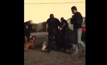 Policías de EU golpean brutalmente a un hispano