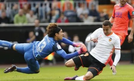  Ochoa se luce y Granada saca valioso punto de Mestalla 