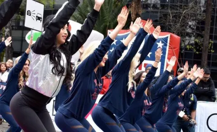 Porristas de Texans y Raiders enseñan yoga en Reforma