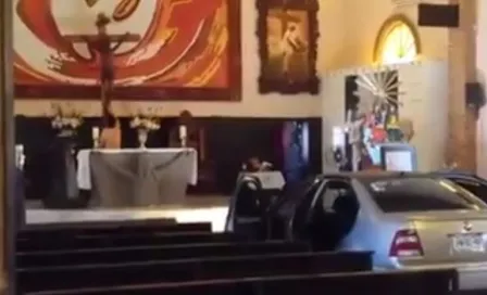 Hombre desnudo entra con su auto a una iglesia