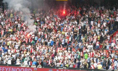 Afición del Feyenoord le canta a jugador que perdió a su madre