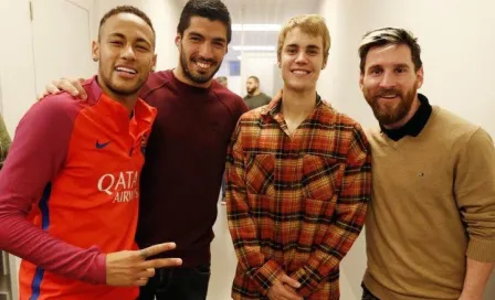 Bieber muestra dotes de futbolista con jugadores del Barça