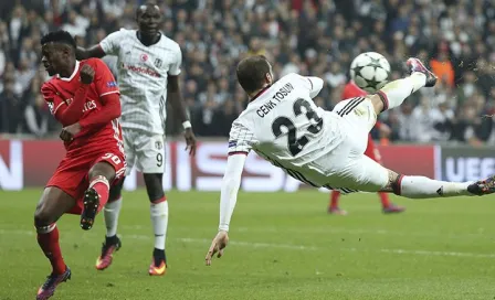 Benfica de Jiménez deja escapar pase a Octavos 