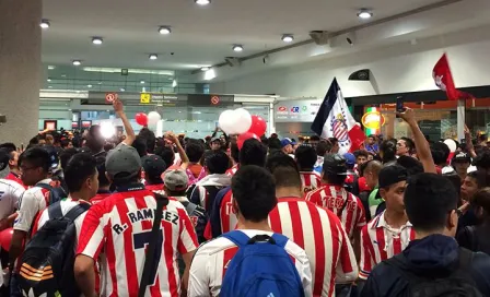 Afición de Chivas 'invade' aeropuerto de la CDMX 