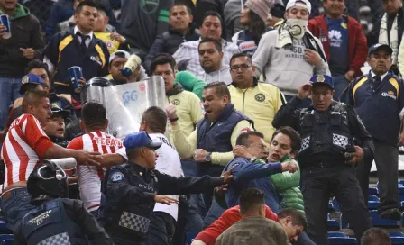 Violencia en las tribunas 'ensucia' la Ida del Clásico