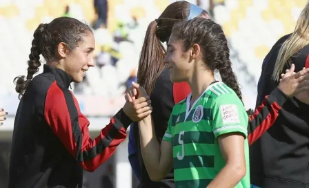 Jugadora consuela a su gemela tras eliminarla del Mundial 