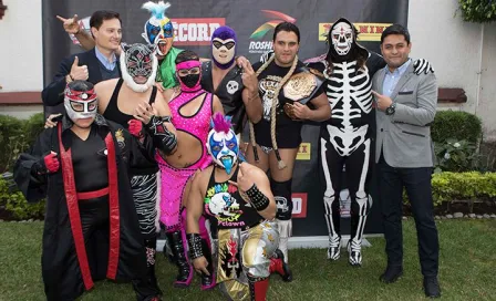 Luchadores de AAA cumplen sueño de niños con Panini