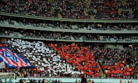 Afición recibe a Chivas con mosaico rojiblanco