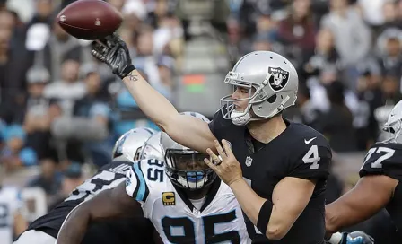 Carr supera lesión y guía otra remontada de Raiders