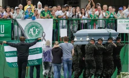 Víctimas de Chapecoense reciben emotivo adiós