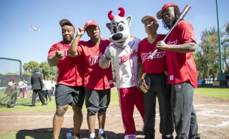 The New Day juegan beisbol con atletas de Olimpiadas Especiales