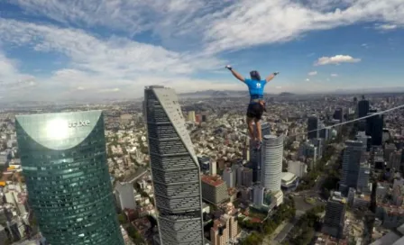 Hombre cruza cuerda floja a 246m de altura en CDMX